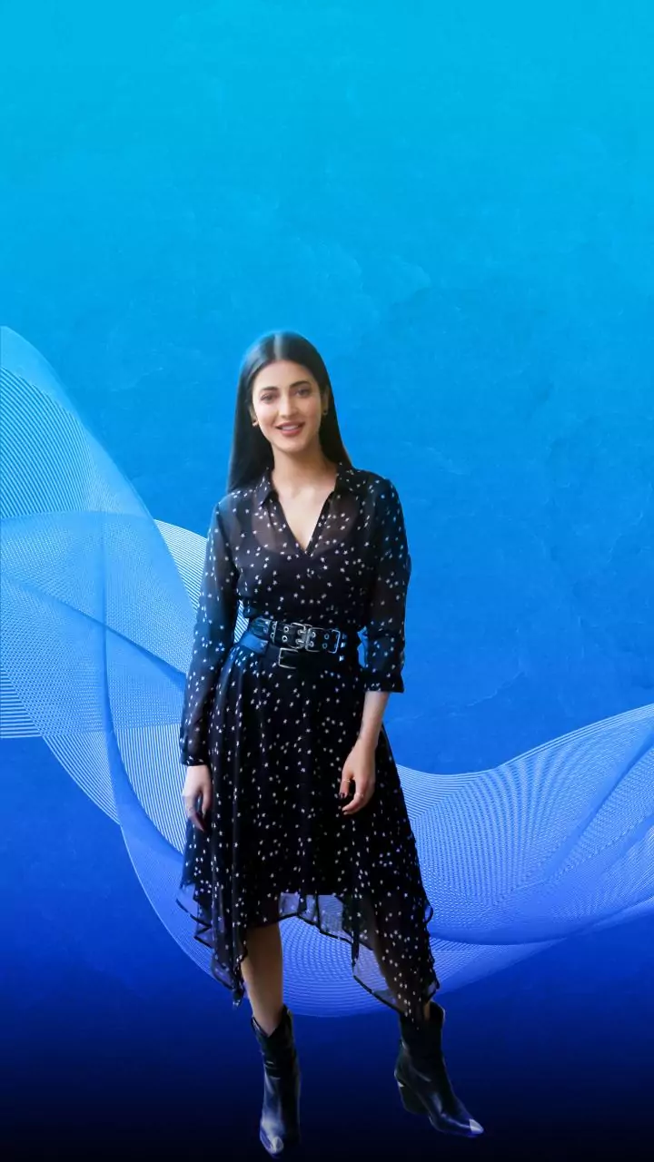 Shruti Haasan lights up 'Aakasamlo Oka Tara' 1st look