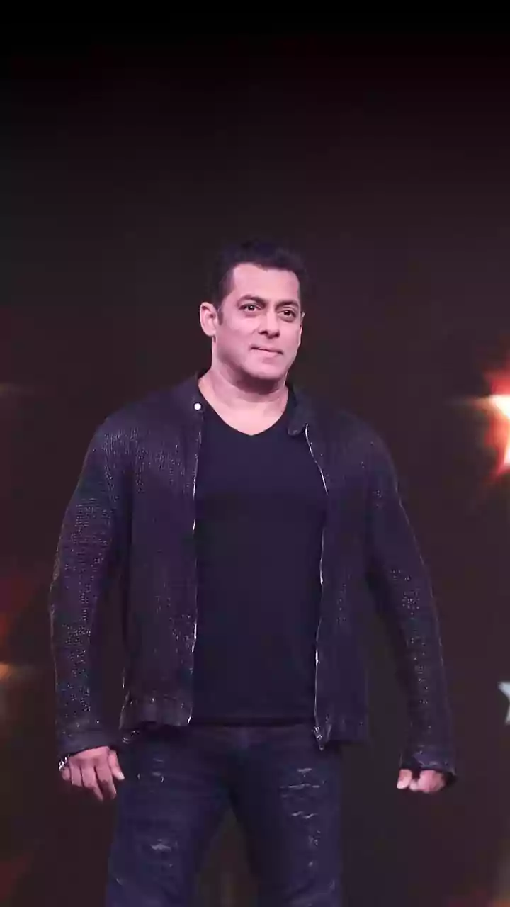 Mika Singh Takes A Scooter Ride To Salman Khan’s Panvel Farmhouse Birthday Bash