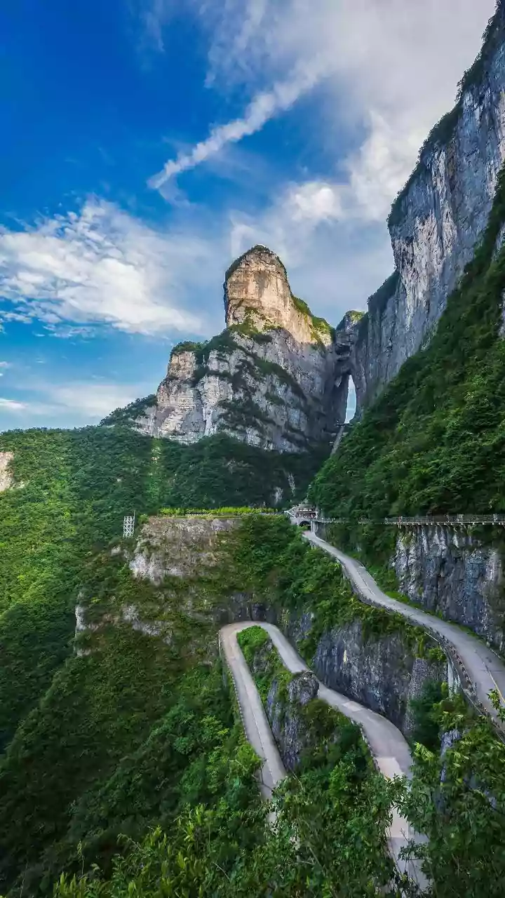 Driving On 'Knife’s Edge': 600 Metre-Deep Cliffs On Both Sides, Narrow Road In Between | WATCH