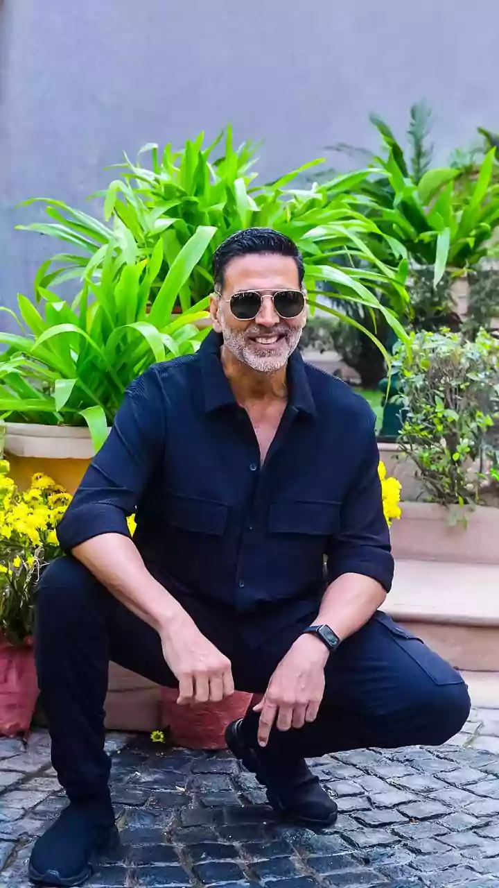 Fan touches Akshay Kumar’s feet while pleading for financial help: ‘Papa bahut bade karze mein hai’