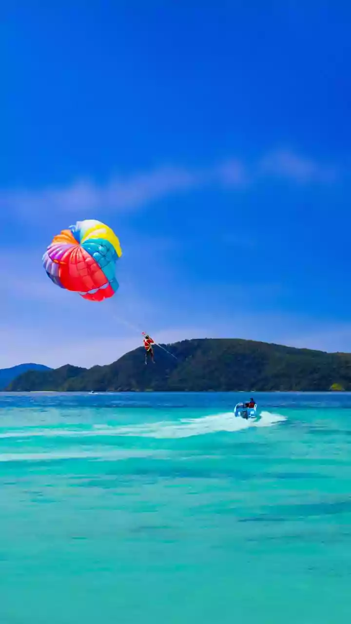 Video: Tourist falls into sea after parasailing cable snaps