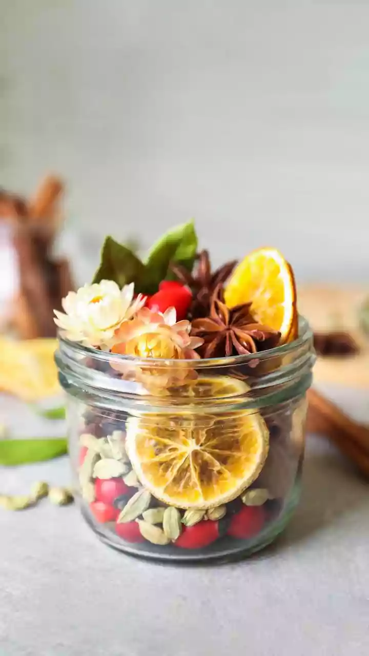 Add A Touch Of Christmas Fragrance To Your Home With DIY Simmer Pots