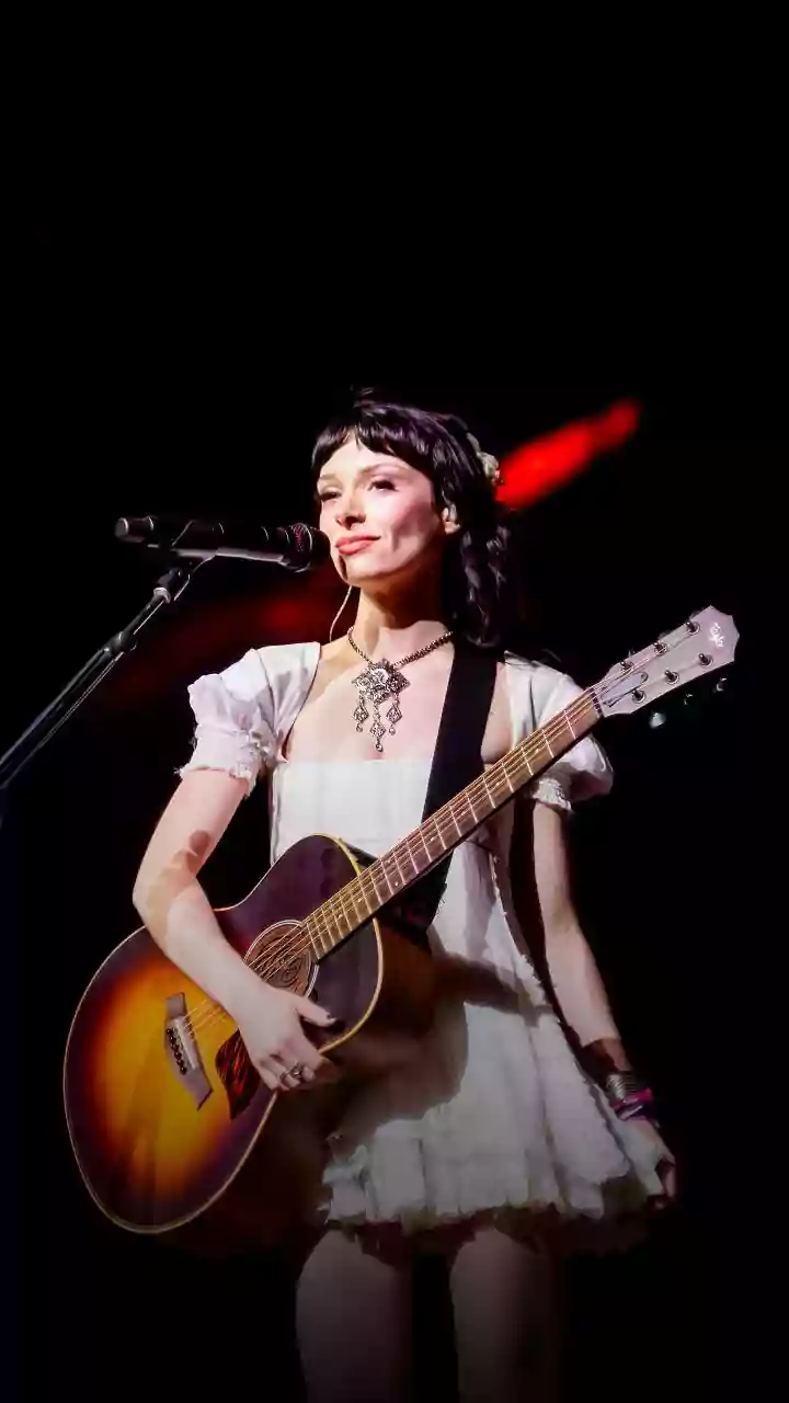 Holly Humberstone: quem é a voz britânica por trás de ‘Cruel World’