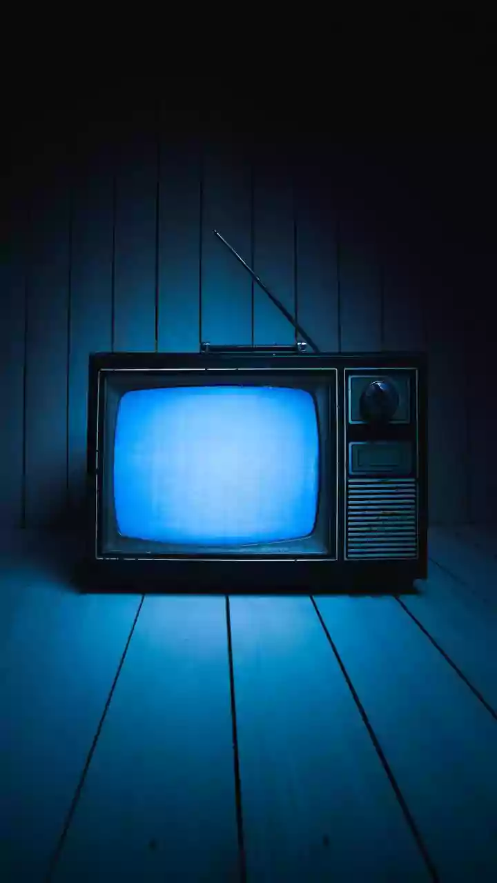 Dormir com a TV ligada pode alterar seus ciclos de sono; entenda