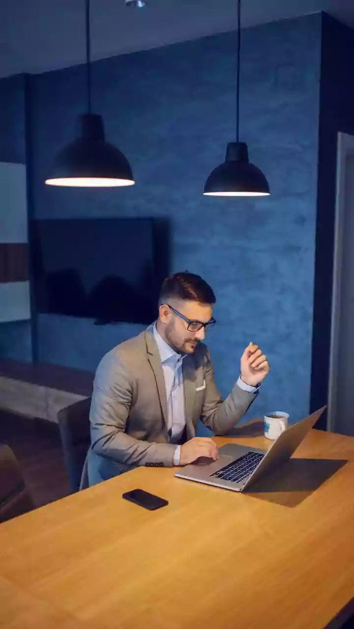 Can AI Meeting Summaries Help Professionals Catch Missed Discussions More Easily?