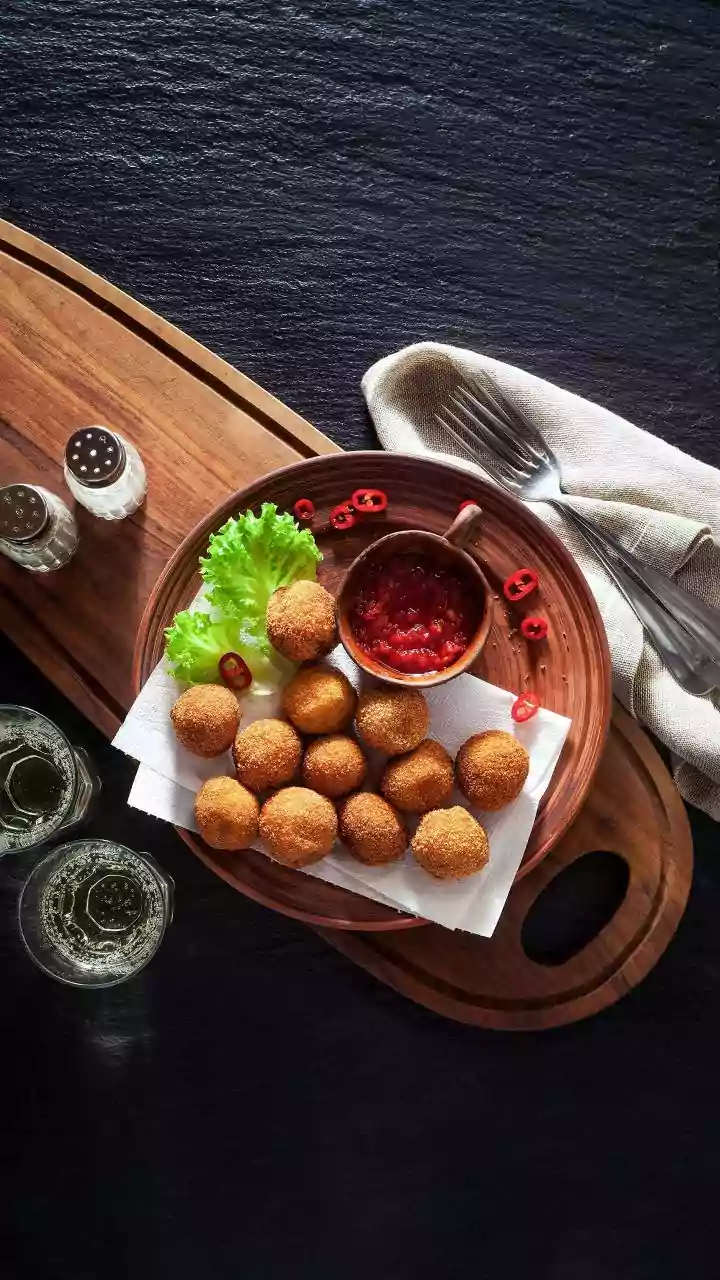 Coxinha, bolinha de queijo e mais: como harmonizar salgadinhos com vinho sem complicação