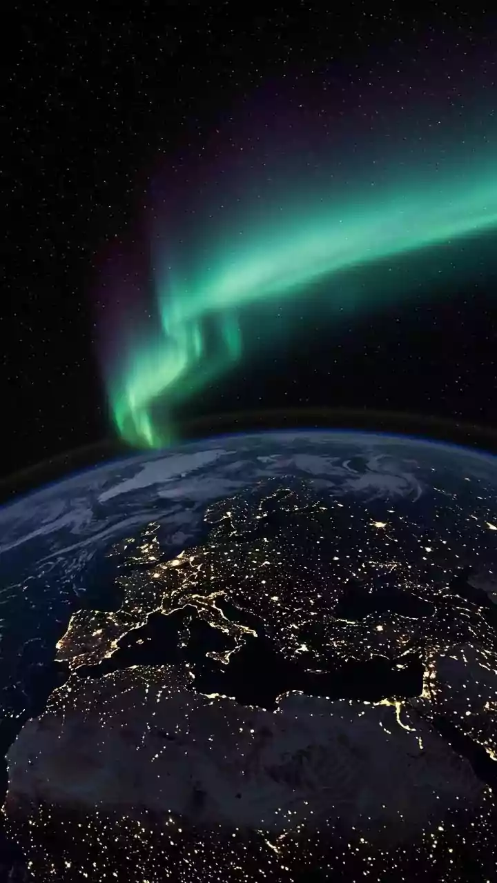 Solar Storms: Sky Shows & Tech Risks