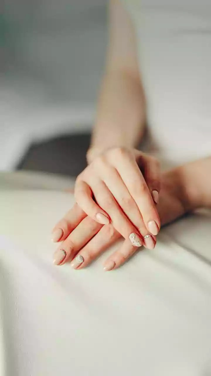 Unhas francesas depois dos 50: 7 designs elegantes que rejuvenescem as mãos