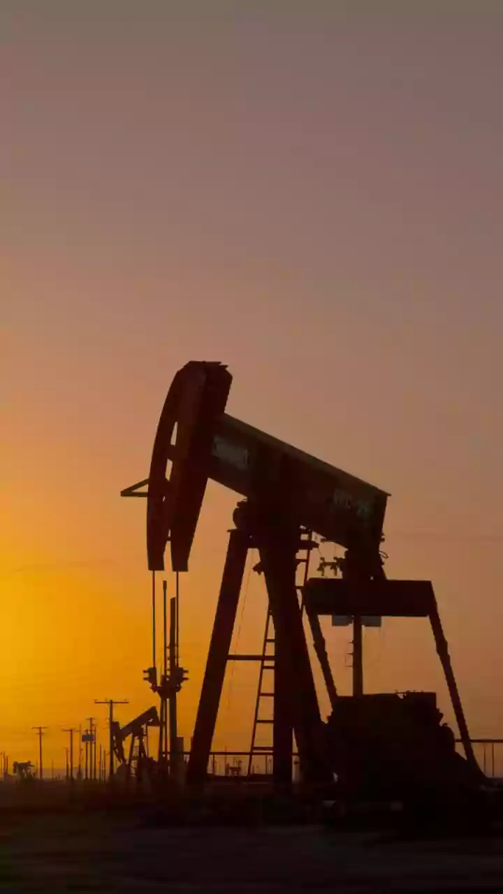 Global oil prices fall on Russian sanctions, supply concerns