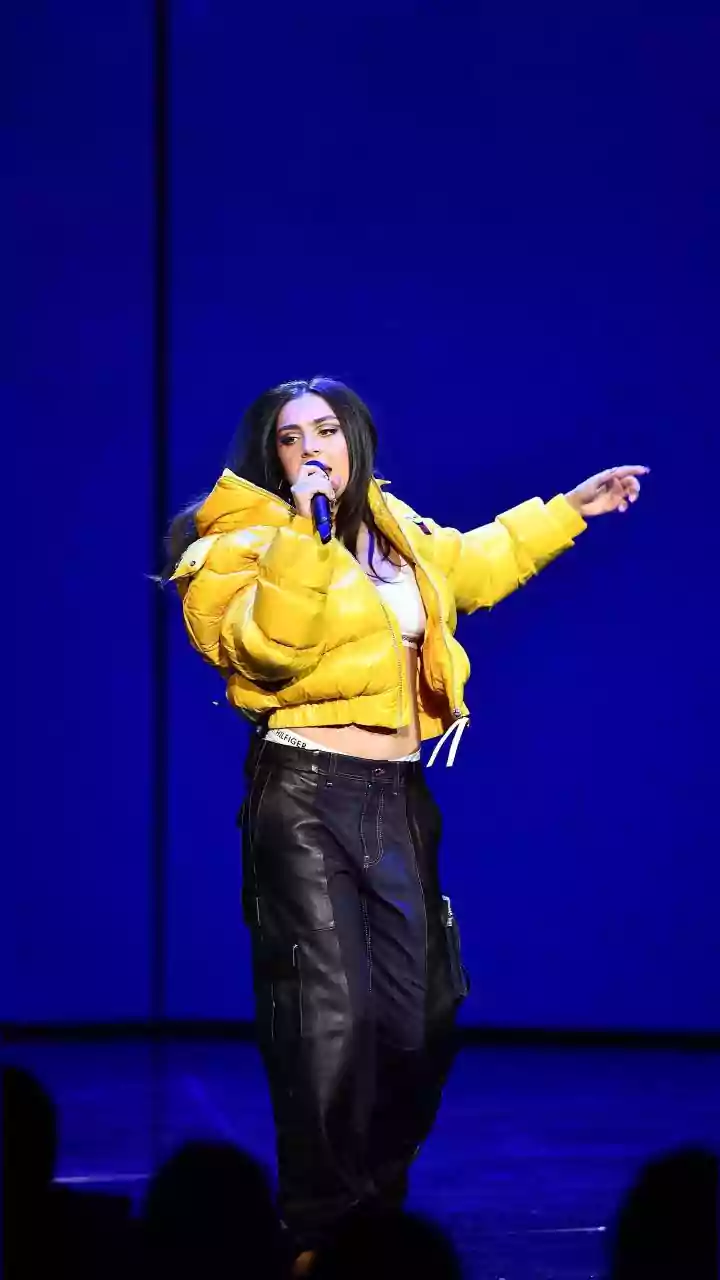 "Pior momento da minha vida": Charli XCX faz desabafo corajoso sobre saúde mental longe dos holofotes
