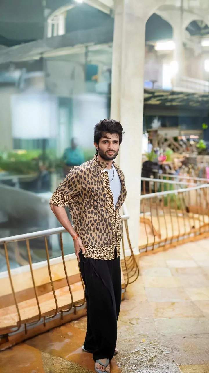 Vijay Deverakonda's Unrecognizable Lungi Look: A Style Shift!