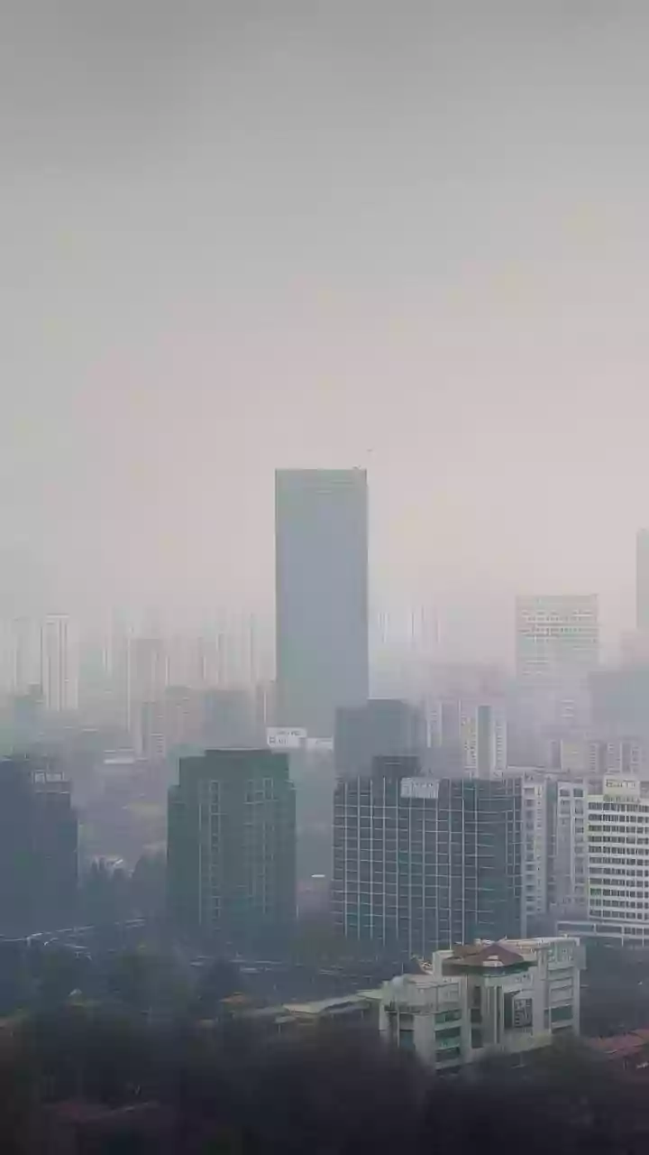 Mumbai Weather Update For 31st Dec, 2025: City Wakes Up To Thick Smog As Air Quality Slips Into ‘Severe’ Category Despite Cool Morning; Overall AQI...