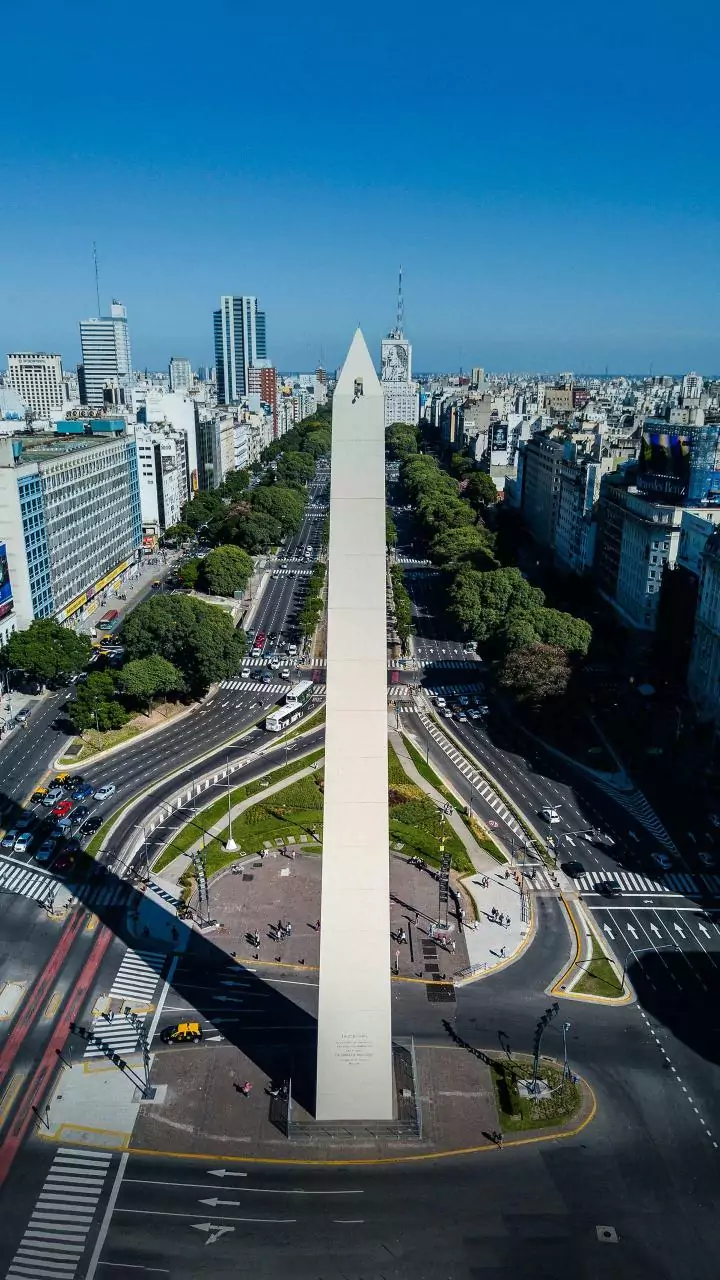 Economia da Argentina volta a encolher e desafia discurso de recuperação de Milei