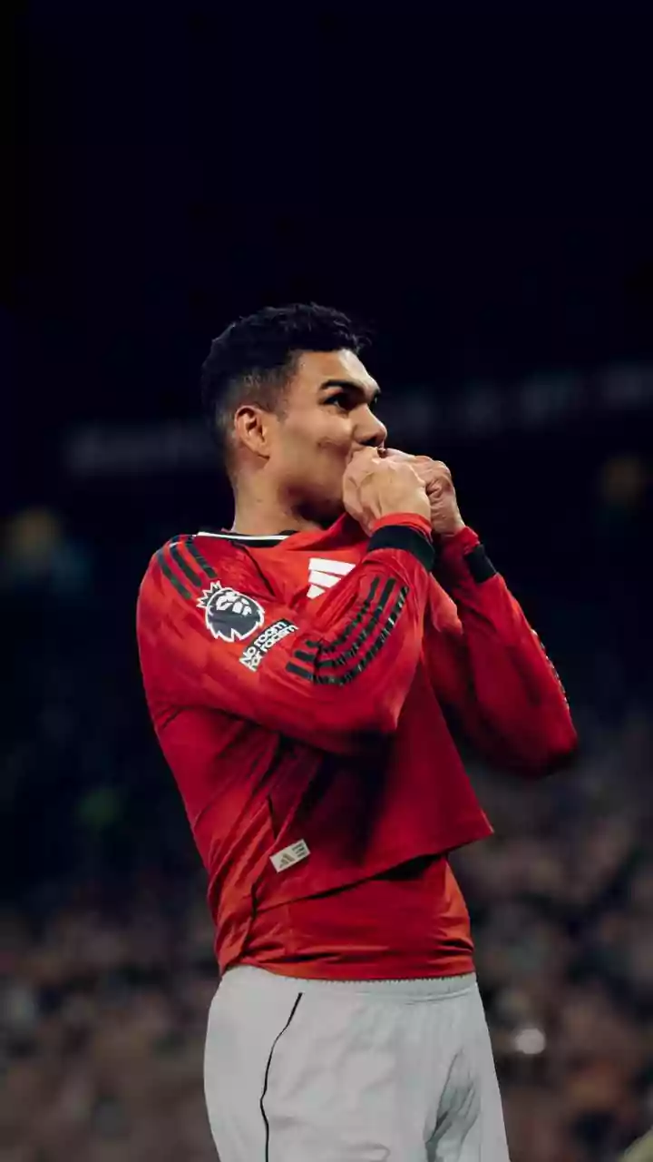 Casemiro vai às lágrimas em Old Trafford e torcida do United implora por permanência