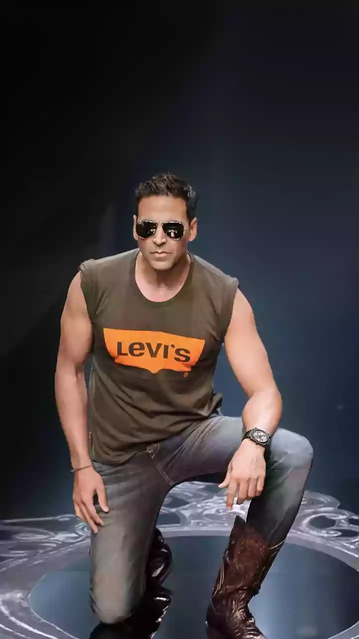 'Papa bade karze mein...': Akshay promises help to young fan