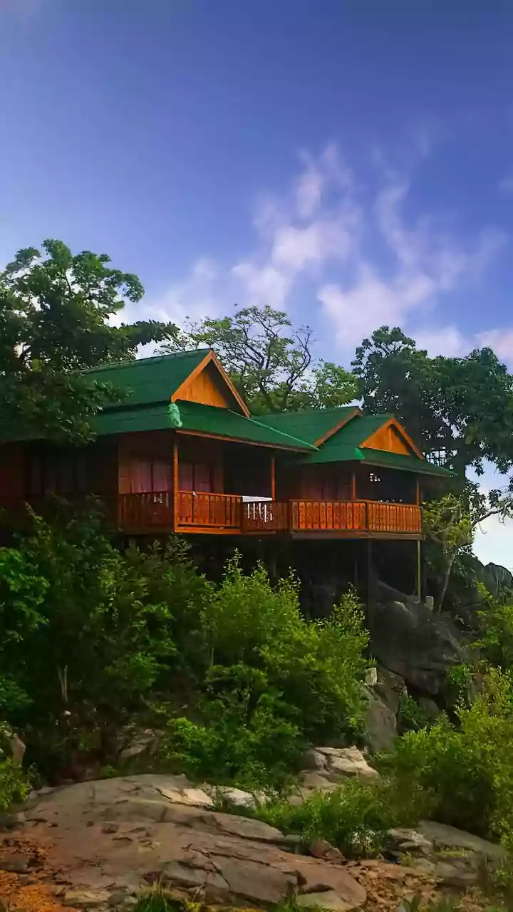 Unwind: Luxury Hillside Escapes Await!