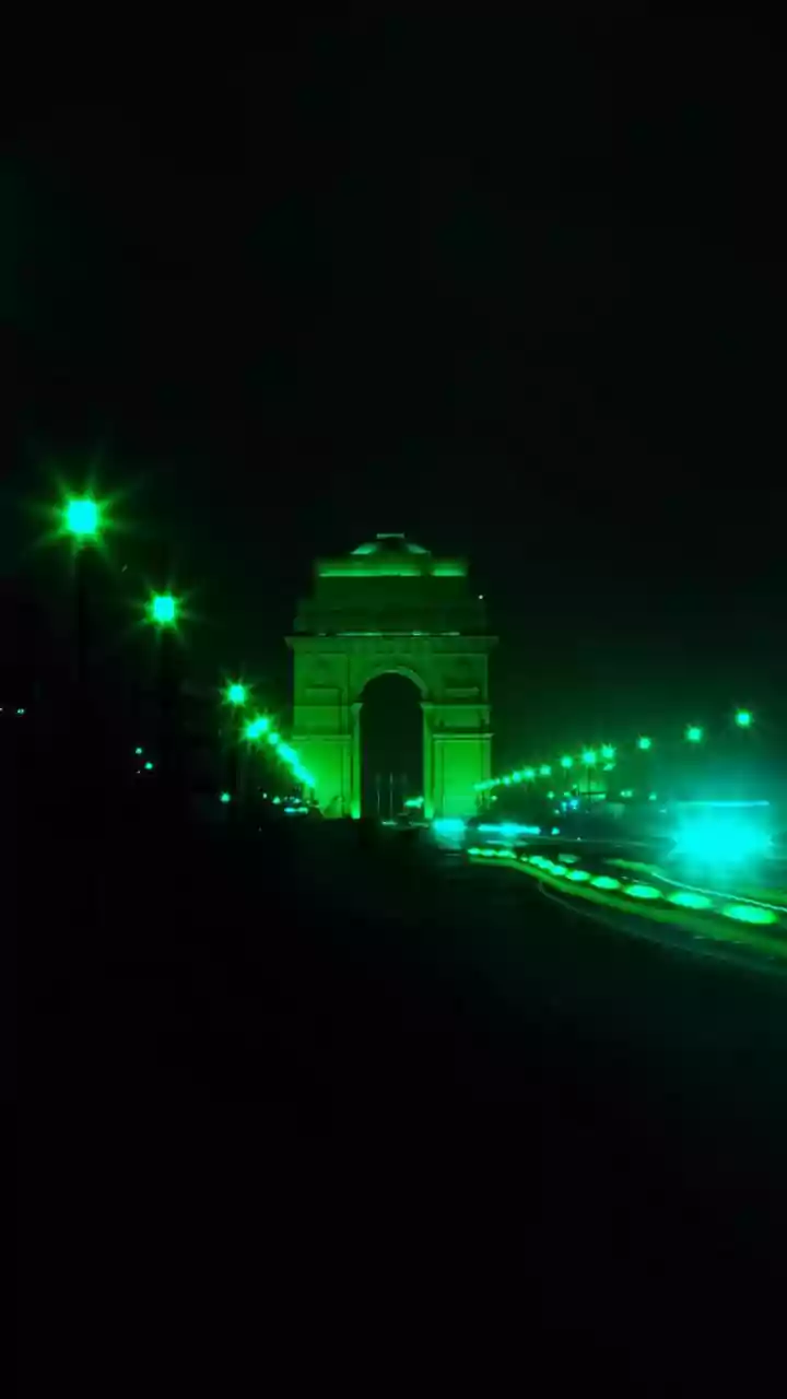 Delhi air quality remains ‘very poor’ as dense fog disrupts visibility