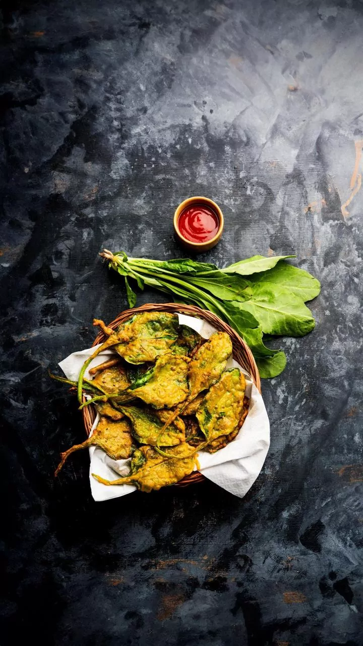 Crisp Palak Patta Chaat Makes the Perfect Rainy Afternoon Snack
