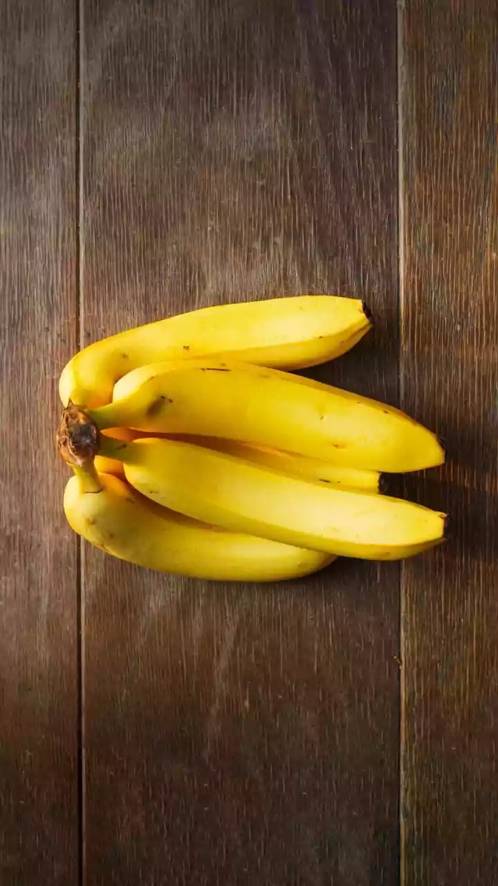 Truque simples ajuda a banana a durar mais tempo sem escurecer; veja como fazer