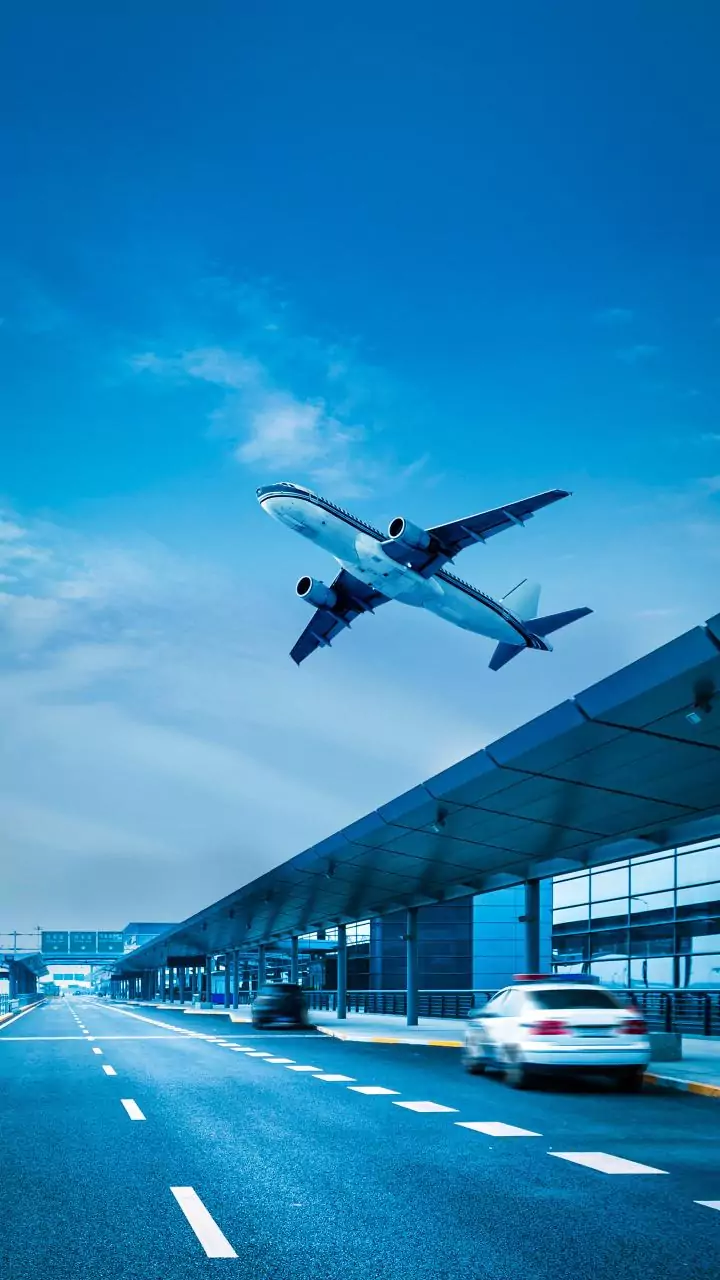 Low visibility disrupts flight operations at Delhi airport, 126 flights cancelled