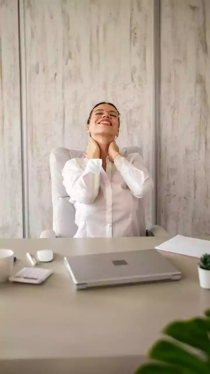 Tech Neck May Cause Thyroid Issues In Women In The Long Run, Suggests Expert