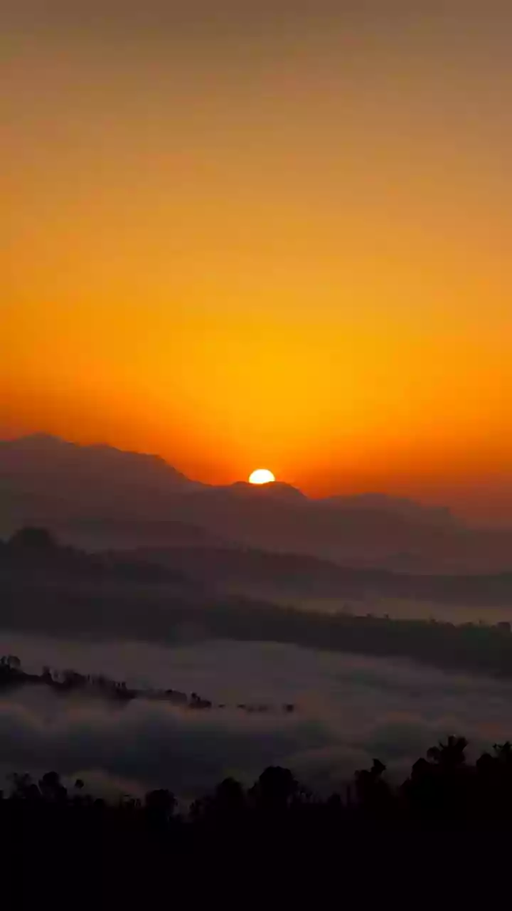 Foggy mornings and cold snaps sweep across India