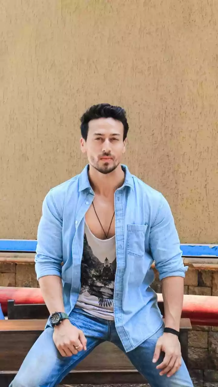 After posing with fans in Juhu, Shroff's car was shot
