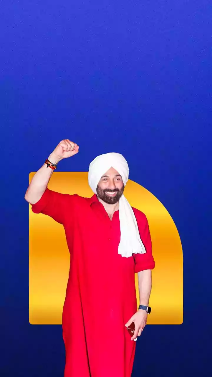 Fans arrive on tractors to watch Sunny Deol’s 'Border 2' | Watch