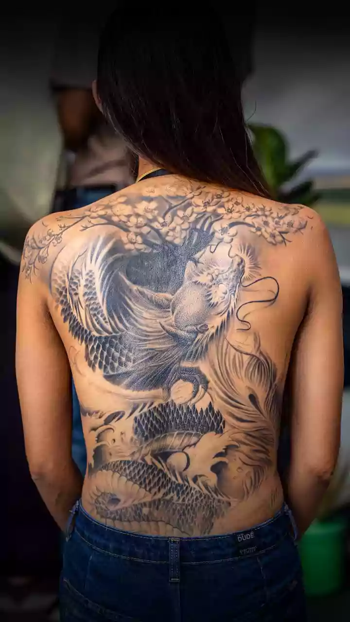 É perigoso tomar a picada da anestesia peridural por cima de uma tatuagem?