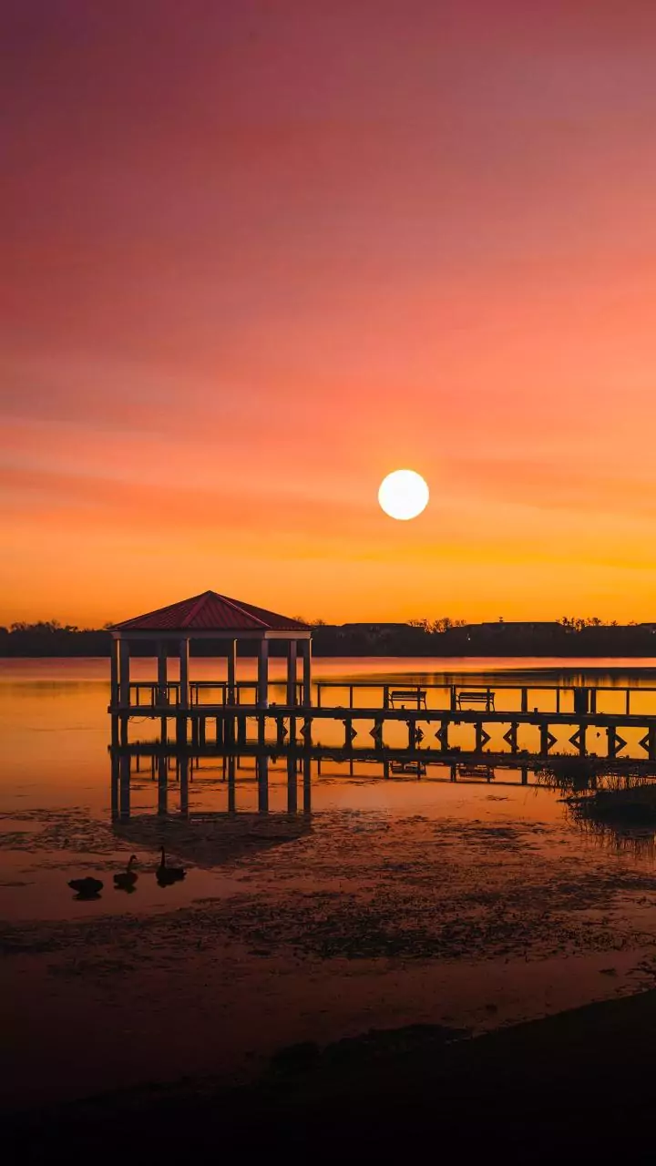 Lake-stay spots offering warm afternoon light and quiet air.