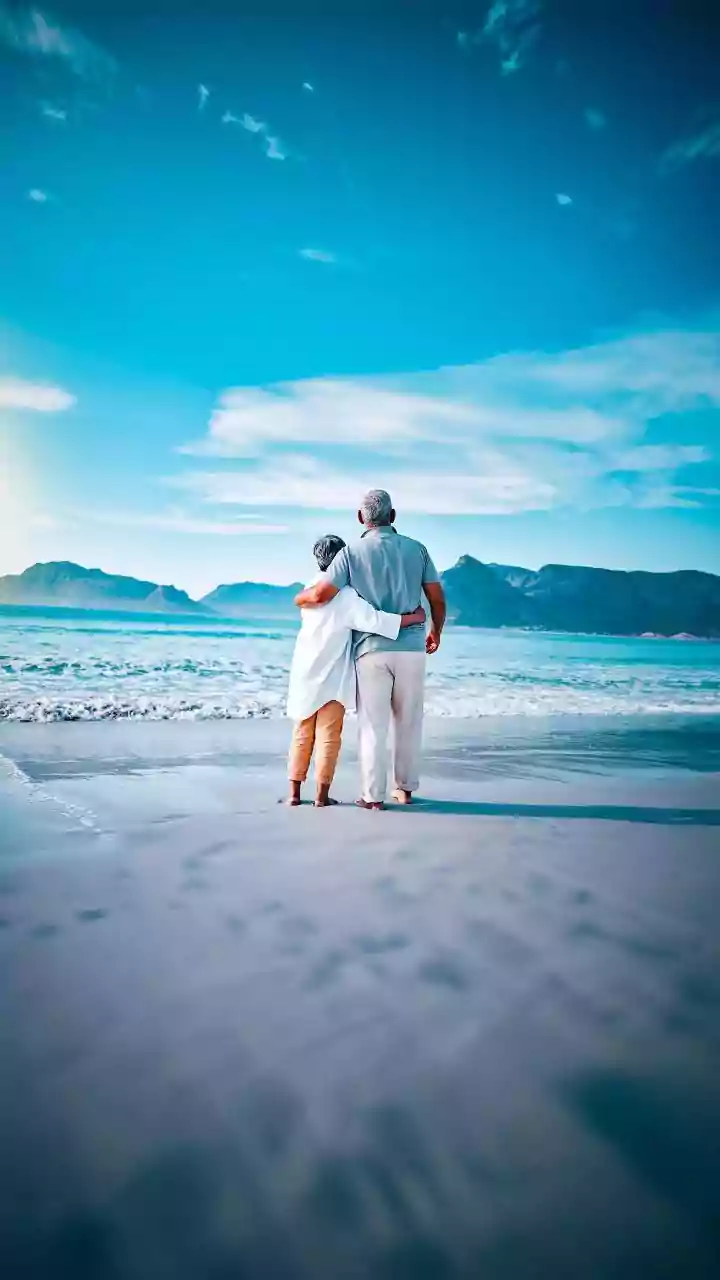 Elderly Couple Sees The Sea For 1st Time In Their Lives, Internet Can’t Stop Crying | WATCH