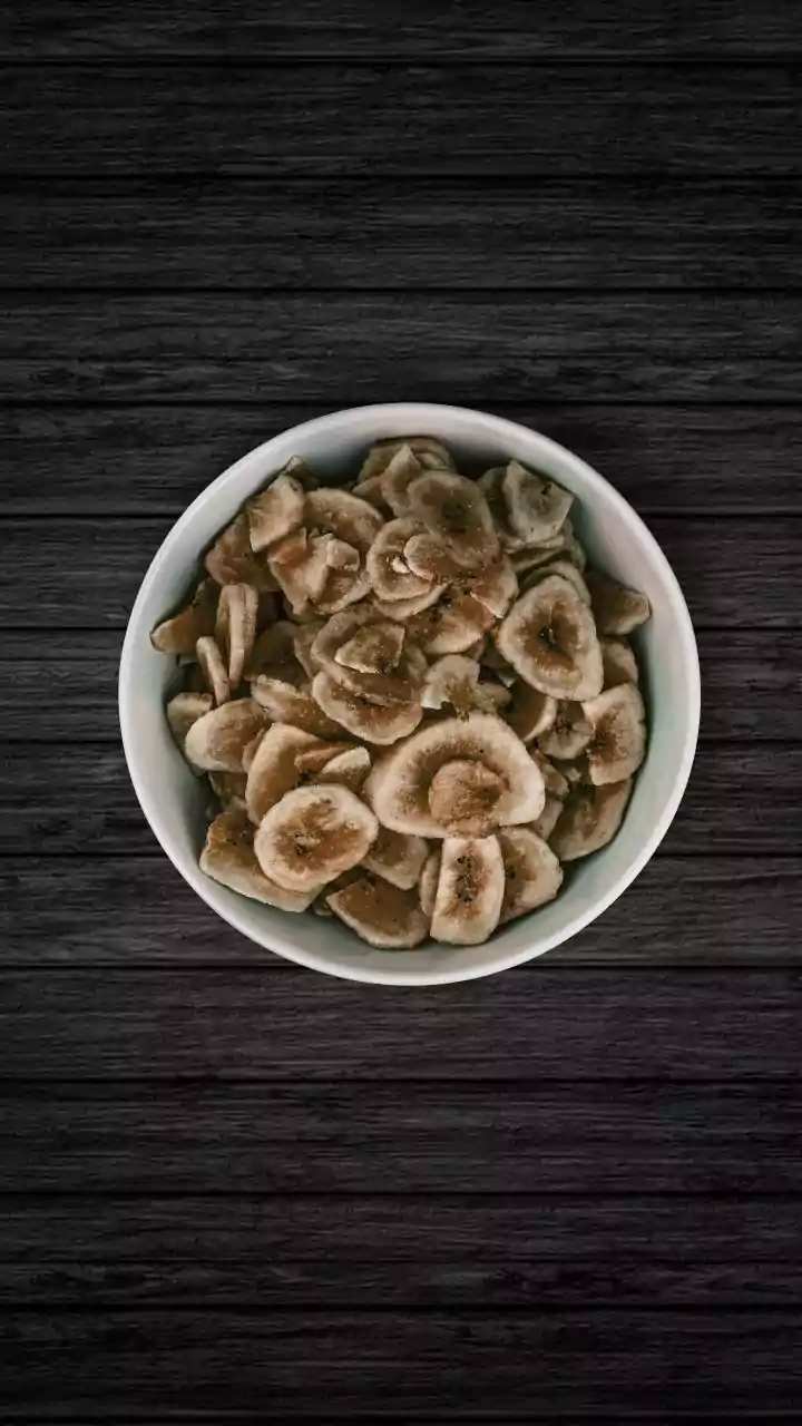 Why Oven-Baked Banana Chips And Roasted Makhana Are Ideal Low-Calorie Snacks For Late-Night Movie Viewing