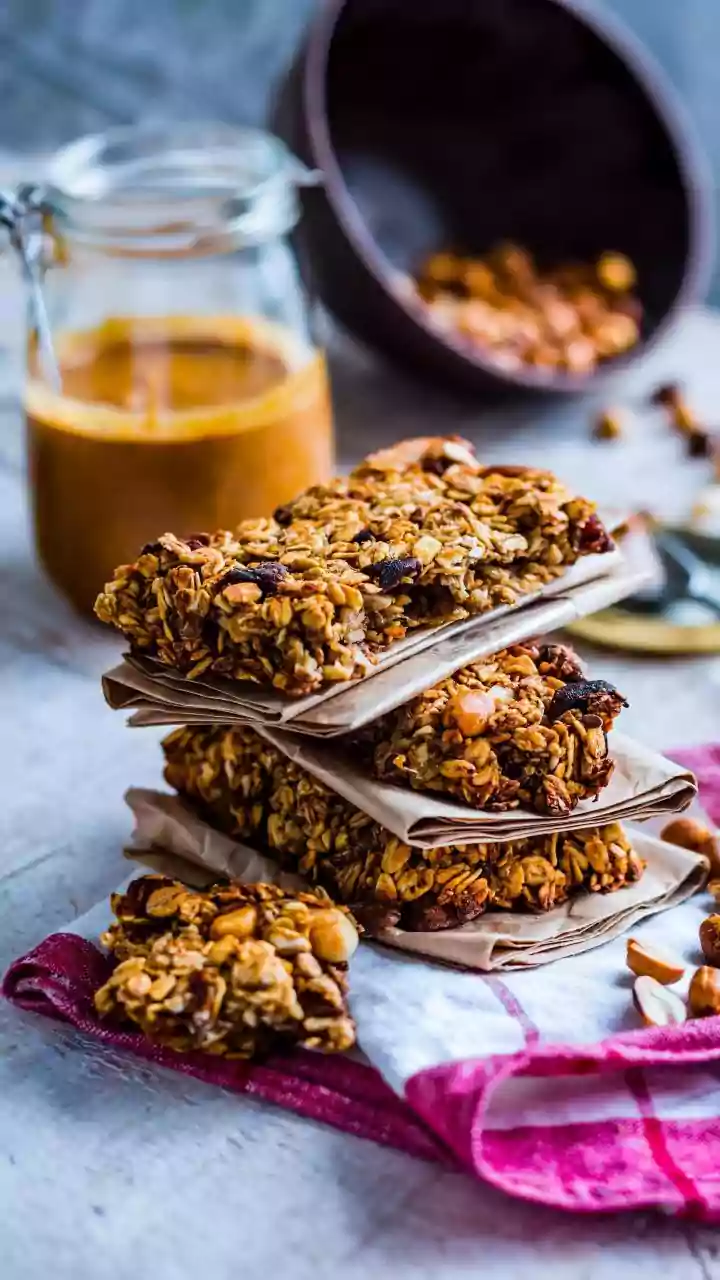 Whip Up 17g Protein Bars in 10 Mins: A Nutritionist's Simple Homemade Recipe