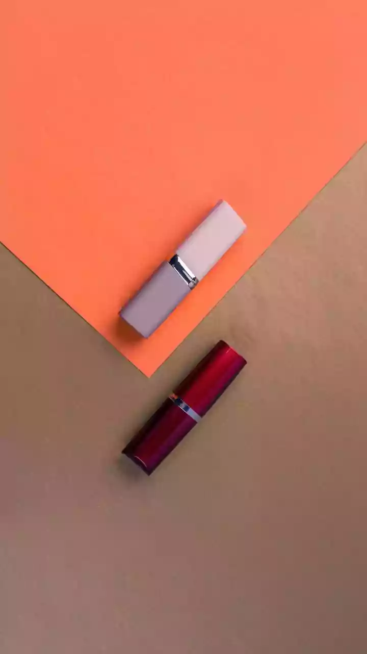 रूखे होंठों के लिए सर्वश्रेष्ठ हाइड्रेटिंग लिपस्टिक