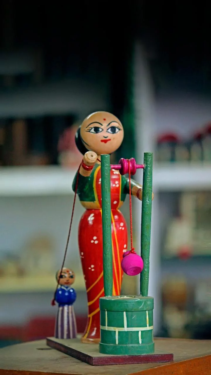 Explore Kerala through its iconic handicrafts: Aranmula mirrors, Nettur petti, Banana fibre handicrafts and more