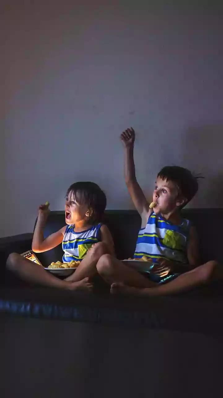 Digital Fatigue in Summer: Why Screen Time Feels More Draining Now