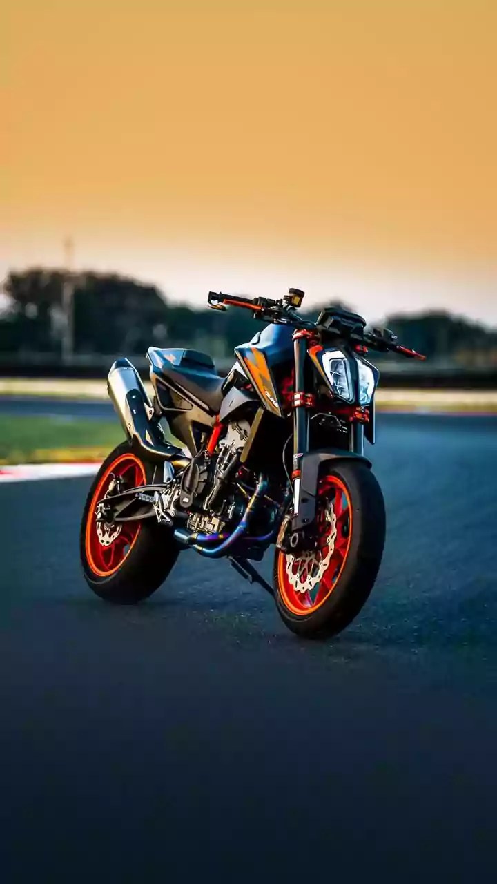 Behold the 1390 Super Duke RR Track: A Limited Edition Beast for the Pavement