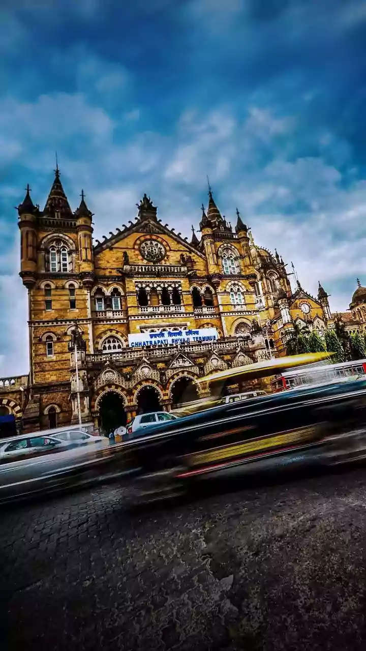 Mumbai: 2 People Sustain Burn Injuries In Gas Cylinder Blast In Mankhurd Chawl | Video