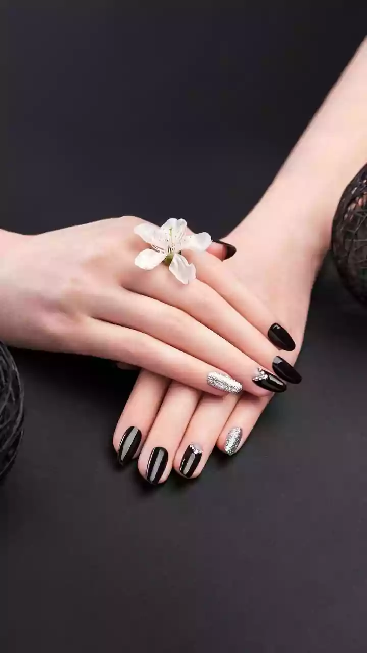 Chic Festive Nails: 7 Burgundy Manicure Designs