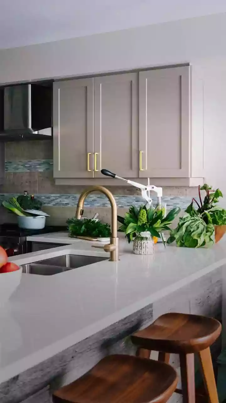The Latest Small-Decor Refresh Trend: Checking Hole Spacing Matters More than Ornament Alone