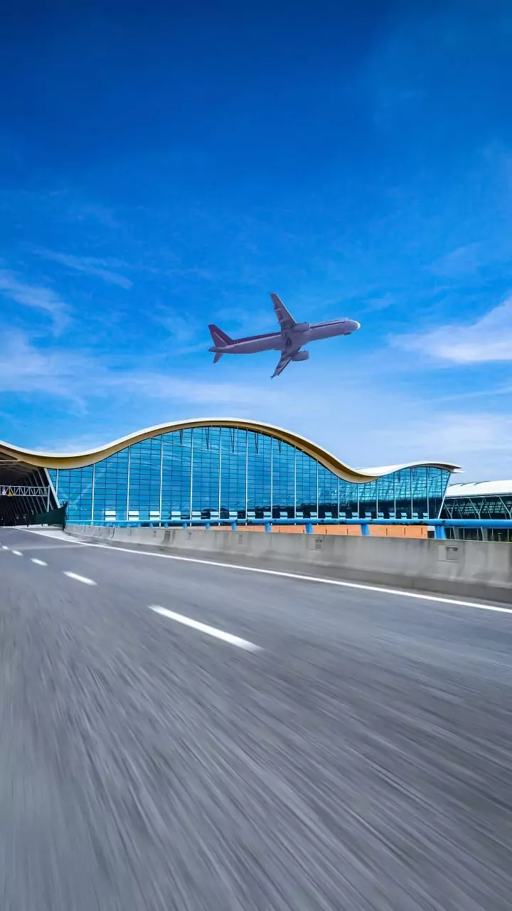 Srinagar Airport back in action after heavy snowfall