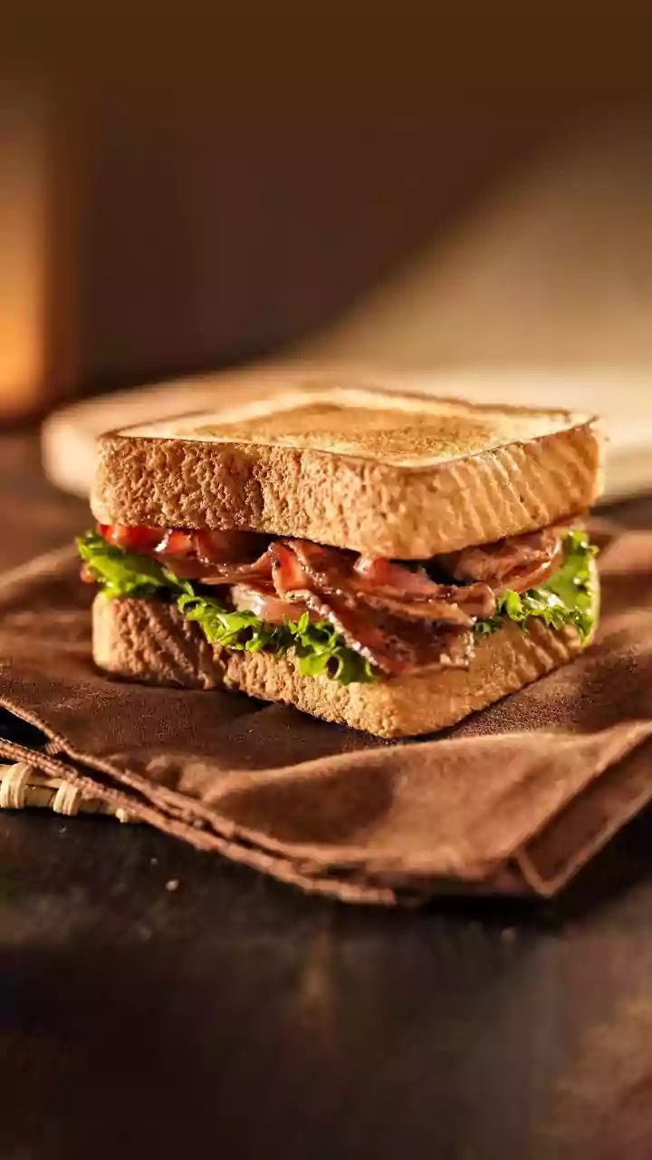 Lanche pós-jantar: quando a fome à noite é rotina, hábito ou sinal de jantar fraco