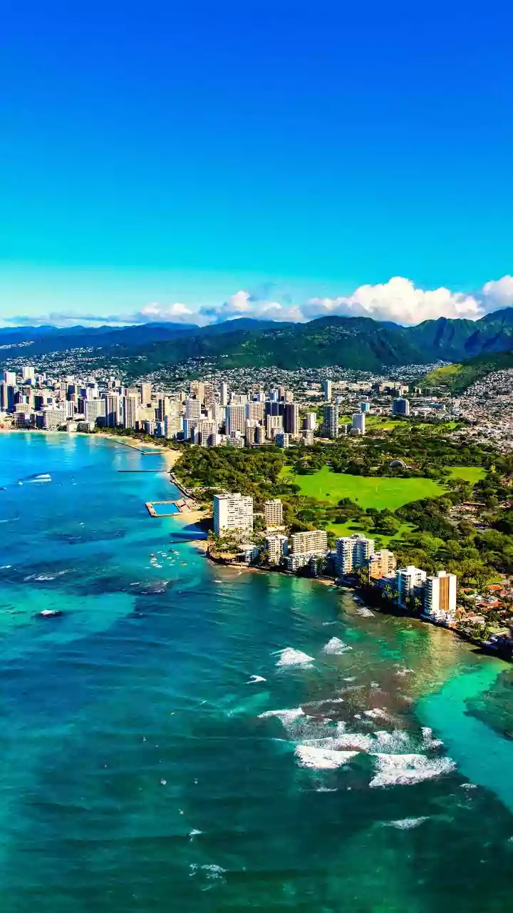 Weird smell on Hawaiian Airlines flight leaves 7 crew sick