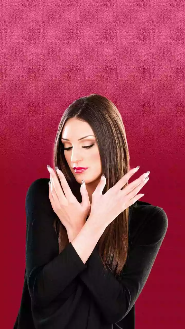 Hairstyles For Round Faces: Long Layers Around The Cheeks