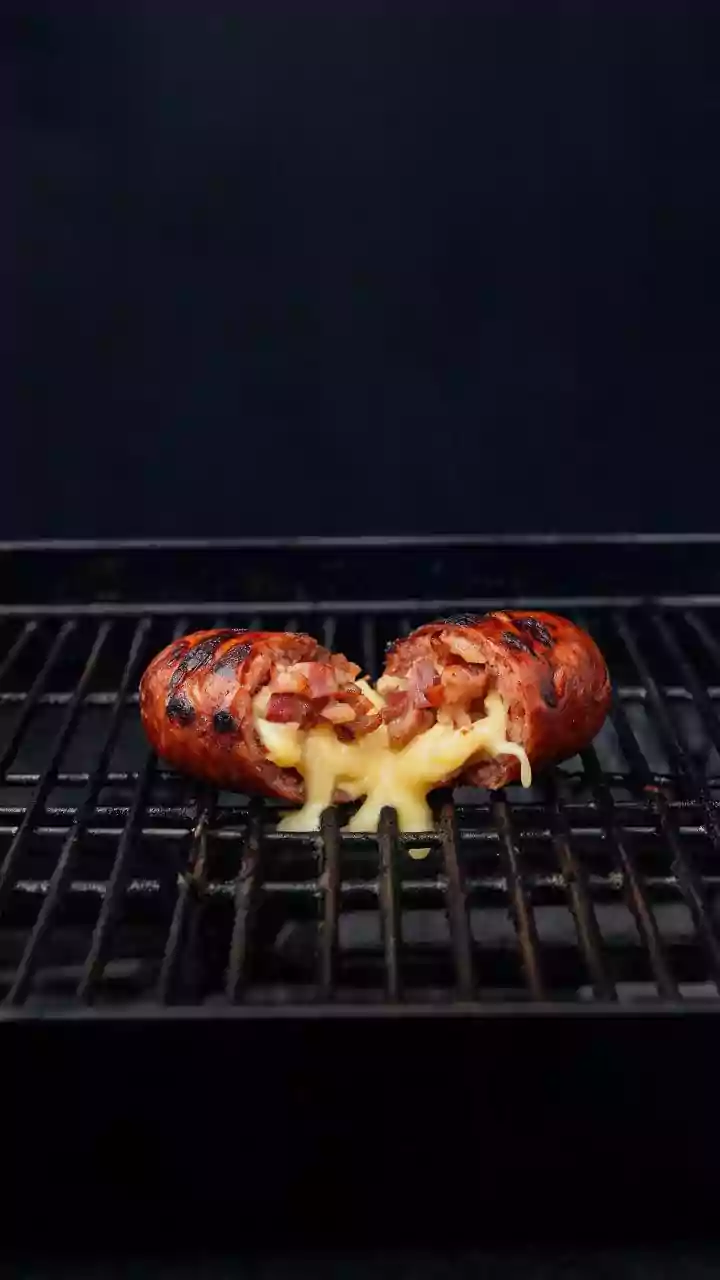 Linguiça recheada com queijo e bacon vira o destaque do almoço em família