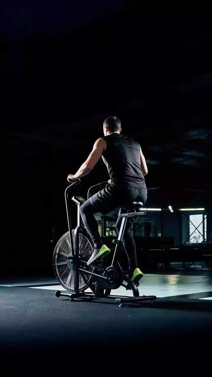 Air bike: o treino que muda seu fôlego, pernas e braços ao mesmo tempo