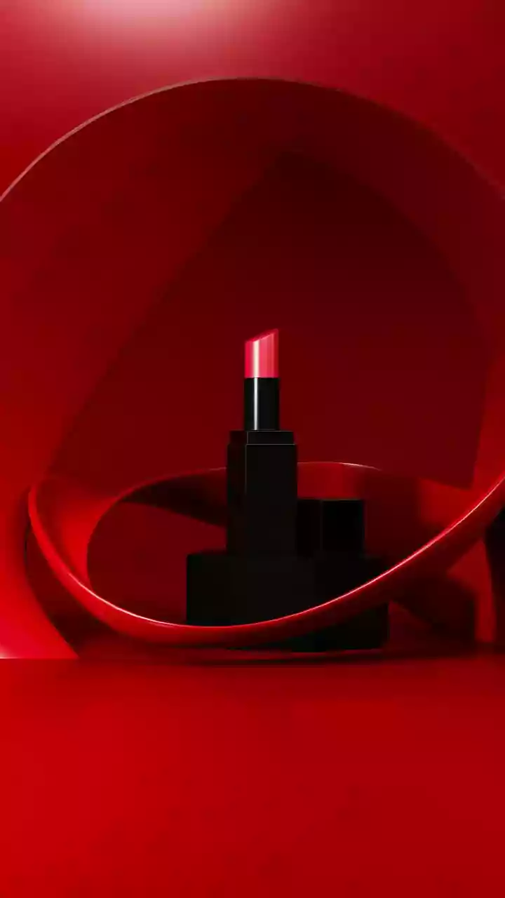 Glossy Lips Are Giving Minimal Makeup More Impact