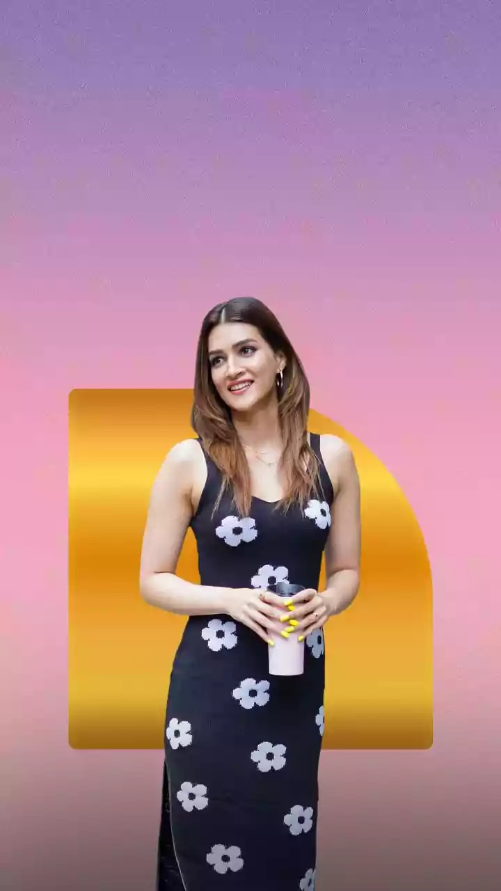 Kriti Sanon wins praise for shielding Rashmika Mandanna from swarming fans at Cocktail 2 event