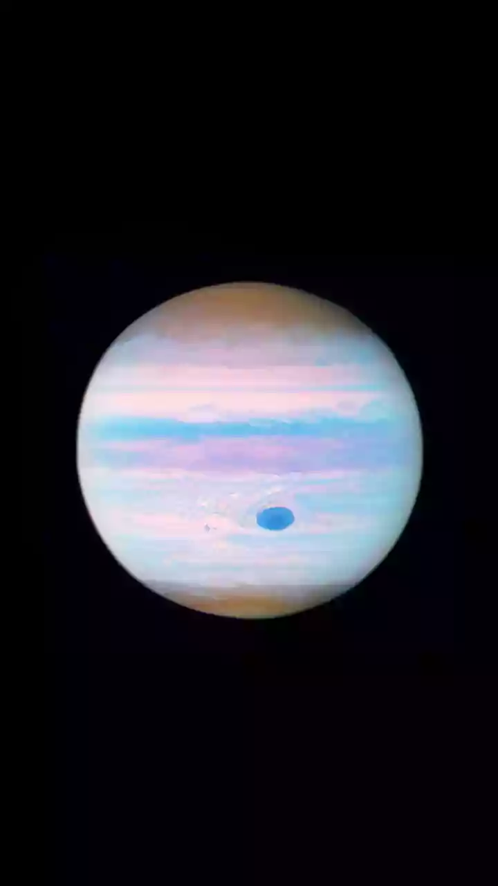 Webb Telescope Uncovers Cosmic Odd Couple: Rare Planets Defy Formation Theories