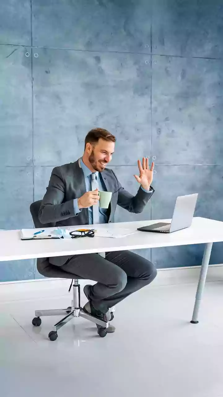 Employee Asks For Leave To Meet Girlfriend, You'll Never Guess The Manager's Reply!